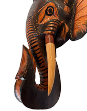 Cargar imagen en el visor de la galería, Cabeza Elefante de Pared de Madera Marrón hecho a mano decoración del hogar
