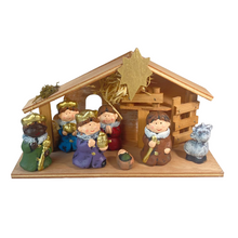 Cargar imagen en el visor de la galería, Portal Nacimiento infantil 1 LED 7 Figuras 28x10x17cm belén figuras pesebre de navidad decoración hogar, 2 modelos, envío de 1 unidad al azar