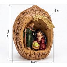 Cargar imagen en el visor de la galería, Pack 2 Mini Portales de Belén en Cáscara de Nuez (5x7 cm) – Nacimiento Navideño Miniatura Decorativo – Adorno Artesanal Sagrada Familia