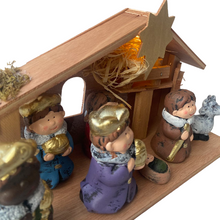 Cargar imagen en el visor de la galería, Portal Nacimiento infantil 1 LED 7 Figuras 28x10x17cm belén figuras pesebre de navidad decoración hogar, 2 modelos, envío de 1 unidad al azar