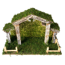 Cargar imagen en el visor de la galería, Portal de Belén Artesanal de Madera y Musgo Natural (40x18x27 cm) – Pesebre Navideño Tradicional para Figuras de 10 cm (No Incluidas)