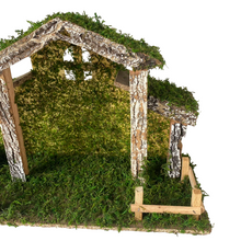 Cargar imagen en el visor de la galería, Portal de Belén Artesanal de Madera y Musgo Natural (40x18x27 cm) – Pesebre Navideño Tradicional para Figuras de 10 cm (No Incluidas)