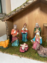 Cargar imagen en el visor de la galería, Portal de Nacimiento con Figuras de Resina Pesebre de Madera Belen para Decoracion de Navidad 15x40x25 cm