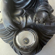 Cargar imagen en el visor de la galería, Figura de Buda Sentado Negro con Luz Solar LED RESINA 28X21,5X21,5 CM Para Decoración de Jardín Exterior IP44