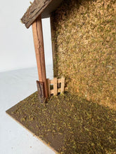 Cargar imagen en el visor de la galería, Casa Portal Madera con musgo para belén de un Nacimiento navidad diseño realista