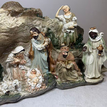 Cargar imagen en el visor de la galería, Escena de Navidad Figuras de Nacimiento de Resina para Decoración de Navidad 31x11.3x16.5 cm