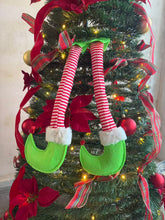 Cargar imagen en el visor de la galería, Set de 2 Colgantes Piernas de Elfo para Árbol de Navidad 14x46 cm Decoración Divertida de Poliéster y Plástico