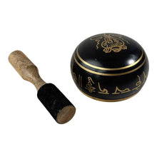 Cargar imagen en el visor de la galería, Cuenco Instrumental Tibetano de Latón Decorado 11,6 cm – Incluye Mazo de Madera – Modelo Enviado al Azar