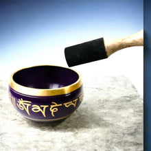 Cargar imagen en el visor de la galería, Cuenco Instrumental Tibetano de Latón Decorado 11,6 cm – Incluye Mazo de Madera – Modelo Enviado al Azar
