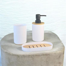 Cargar imagen en el visor de la galería, Set de Baño Premium de 3 Piezas | Diseño Acanalado PP y Bambú | Dosificador 350ml, Vaso y Jabonera | Estilo Nórdico Moderno