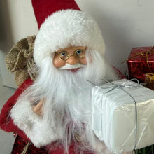 Cargar imagen en el visor de la galería, Papá Noel en Trineo con Hilo Rojo y Regalos - Adorno Navideño Decorativo 35x16x34 cm