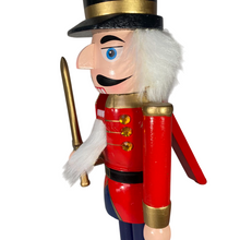 Cargar imagen en el visor de la galería, Cascanueces Soldado Verde / Rojo De Madera Navideño 7.5x6x25 cm Figura Decorativa Para Decoracion de Navidad