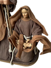 Cargar imagen en el visor de la galería, Nacimiento Navidad Familia José, María y Niño Jesús – Belén Escena Pesebre con Figuras 28x16x33 cm Marrón