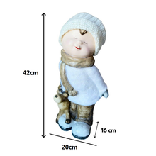 Cargar imagen en el visor de la galería, Figura decoracion niño y niña con peluche gorro ana ideal decorar Navidad 42x15 cm