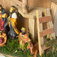 Cargar imagen en el visor de la galería, Portal de Nacimiento con Figuras de Resina Pesebre de Madera Belen para Decoracion de Navidad 15x40x25 cm