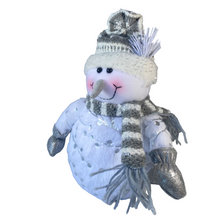 Cargar imagen en el visor de la galería, Muñeca de Nieve Blanco y Plata con Bufanta Para Decoracion de Navidad