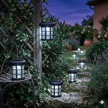 Cargar imagen en el visor de la galería, Set de 4 Luces Solares LED Decorativas para Jardín con Estilo Farol Vintage - Impermeable, Encendido Automático - Ideal para Exteriores y Caminos