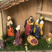 Cargar imagen en el visor de la galería, Portal de Nacimiento con Figuras de Resina Pesebre de Madera Belen para Decoracion de Navidad 15x40x25 cm