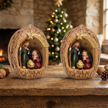 Cargar imagen en el visor de la galería, Pack 2 Mini Portales de Belén en Cáscara de Nuez (5x7 cm) – Nacimiento Navideño Miniatura Decorativo – Adorno Artesanal Sagrada Familia