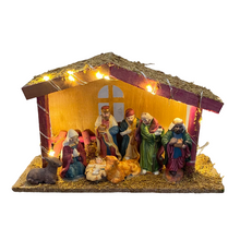 Cargar imagen en el visor de la galería, Nacimiento 8 Piezas de Resina Con Portal Pesebre Madera Con 20 Luz LED Calida Luminoso Belén Para de Decoracion de Navidad