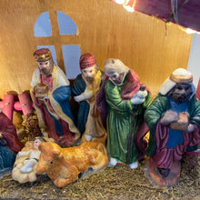 Cargar imagen en el visor de la galería, Nacimiento 8 Piezas de Resina Con Portal Pesebre Madera Con 20 Luz LED Calida Luminoso Belén Para de Decoracion de Navidad