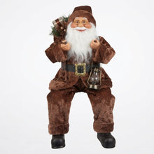 Cargar imagen en el visor de la galería, Papá Noel Sentado 45cm con Linterna, Gafas y Saco de Regalos - Figura Decorativa Navideña, Adorno de Navidad para Hogar, Chimenea o Estantería