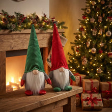Cargar imagen en el visor de la galería, Set de 2 Gnomos de Navidad de Peluche con Gorro Alto – Adornos Navideños Decorativos de Poliéster y Arena (16x11x30 cm)