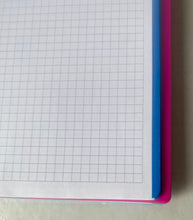 Cargar imagen en el visor de la galería, Cuaderno con 120 hojas 90 g microperfarados con 4 bandas de color, cuadrícula 5x5 mm. Tapas de Polipropileno, sobre interior y 3 separadores dobles rígidos opacos