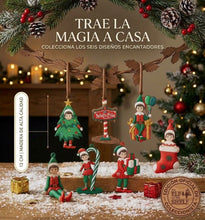Cargar imagen en el visor de la galería, Set de 6 Adornos Navideños de Madera Elfos (13 cm) - Colgantes para Árbol de Navidad