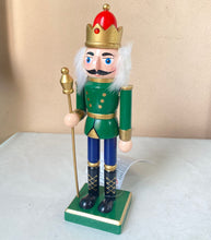 Cargar imagen en el visor de la galería, Cascanueces Soldado Verde / Rojo De Madera Navideño Figura Decorativa Para Decoracion de Navidad