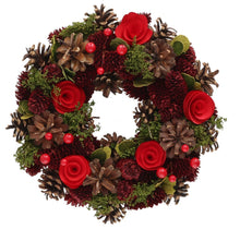 Cargar imagen en el visor de la galería, Corona Decorativa de Piñas y Flores Rojas Ø26x7cm – Ideal para Decoración Navideña