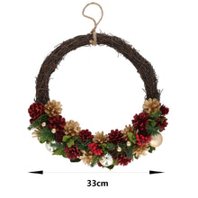 Cargar imagen en el visor de la galería, Corona Colgante de Navidad de 33 cm – Guirnalda Decorativa con Piñas, Bolas y Detalles Navideños para Puerta, Pared y Chimenea