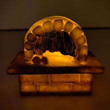 Cargar imagen en el visor de la galería, Horno Con Luz LED Intermitente belén 6 Modelos Pesebre Figuras de Para Decoracion de Navidad, envío al azar (1 unidad)