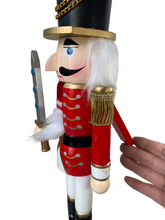 Cargar imagen en el visor de la galería, Cascanueces Soldado Verde / Rojo De Madera Navideño Figura Decorativa Para Decoracion de Navidad