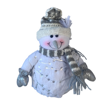 Cargar imagen en el visor de la galería, Muñeca de Nieve Blanco y Plata con Bufanta Para Decoracion de Navidad