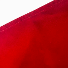 Cargar imagen en el visor de la galería, Camino de Mesa Rojo de Navidad 32x180 cm con Borlas – Decoración Elegante y Festiva para Mesa de Comedor, Fiestas y Hogar