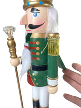 Cargar imagen en el visor de la galería, Cascanueces Soldado Verde / Rojo De Madera Navideño 7.5x6x25 cm Figura Decorativa Para Decoracion de Navidad