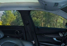 Cargar imagen en el visor de la galería, Set de 2 Mosquiteras para Ventanas Traseras de Coche | Parasol Universal Nylon Negro | 2 Tamaños