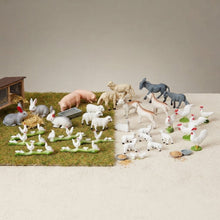 Cargar imagen en el visor de la galería, Lote de Animales Pequeños de Granja de Plástico 2-6 cm - 9 Modelos Surtidos para Belén, Dioramas y Decoración de Navidad