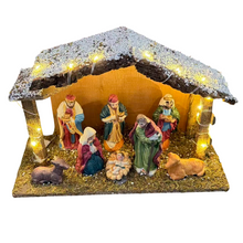 Cargar imagen en el visor de la galería, Portal de Nacimiento con 8 Figuras de Resina 20 LED Cálida Pesebre de Madera Belen 29.5x19.5x12cm para Decoracion de Navidad