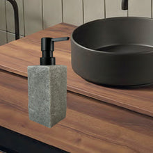 Cargar imagen en el visor de la galería, Juego Set de accesorios de baño de poliresina vaso loción dispensador de jabón plato de jabón jabonera cepillo de inodoro escobilla de aseo cuadrado gris oscuro efecto piedra