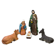 Cargar imagen en el visor de la galería, Nacimiento Belén 9 Figuras 25 cm en Resina – Portal de Belén con Reyes Magos, Sagrada Familia, Pastor y Animales – Multicolor
