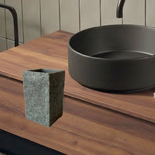 Cargar imagen en el visor de la galería, Juego Set de accesorios de baño de poliresina vaso loción dispensador de jabón plato de jabón jabonera cepillo de inodoro escobilla de aseo cuadrado gris oscuro efecto piedra