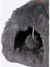 Cargar imagen en el visor de la galería, Casa Cueva para Gatos y Mascotas 45x45x43 cm – Cama Suave de Poliéster con Bola Colgante | Refugio Calentito para Gato o Perro Pequeño | 3 Colores Envío Aleatorio