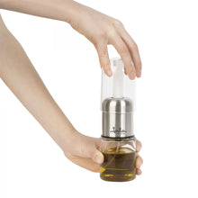 Cargar imagen en el visor de la galería, Aceitera con Pulverizador de aceite 150 ml, Botella Aceitera de spray a Presión, Dispensador de Aceite Hecho de vidrio, polipropileno y acero inoxidable, Diseño práctico, moderno y resistente
