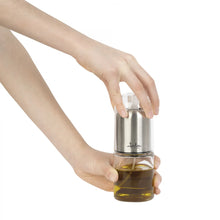 Cargar imagen en el visor de la galería, Aceitera con Pulverizador de aceite 150 ml, Botella Aceitera de spray a Presión, Dispensador de Aceite Hecho de vidrio, polipropileno y acero inoxidable, Diseño práctico, moderno y resistente