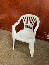 Cargar imagen en el visor de la galería, Silla resina blanca de plástico con respaldo alto para exterior, tanto como jardín, terraza, playa o camping.
