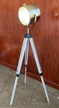 Cargar imagen en el visor de la galería, Lámpara trípode con proyector (65 x 95,5-137,5 cm), color bronce