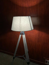 Cargar imagen en el visor de la galería, Lámpara de pie ajustable de madera tipo trípode con pantalla gris para el hogar con interruptor, tono de color gris moderno, Para Cualquiera habitación Salón Escritorio