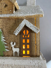 Cargar imagen en el visor de la galería, Casa de Madera con Luz 5 LED 15.5 x12.3 x 24 cm Decoración de Navidad